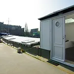 Eco Houseboat بيت ضيافة